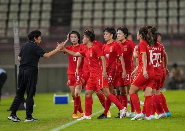 且曼联若能从美国人回到英国人手里，是一个让俱乐部回归“英国俱乐部”定位的机会。